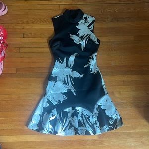 Karen millen women size 4 beautiful NWOT no stains, rips, tears beautiful